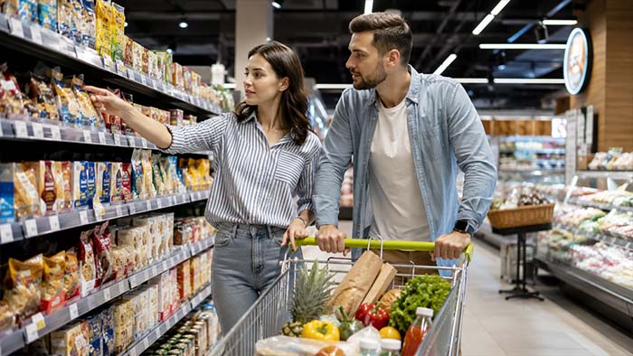Apunto - Blog - Hablamos de alguien dentro de la tienda, comparando opciones y tomando decisiones reales.