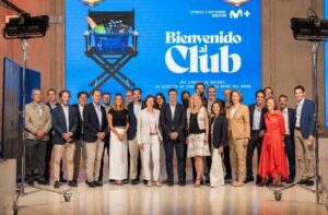 Presentación de la serie “Bienvenido al Club”, con representantes de Carrefour, Movistar Plus y marcas participantes ante el cartel promocional de la producción.